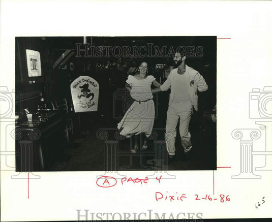 1986 Press Photo Two-stepper Perret shuffles across the floor at the Maple Leaf- Historic Images