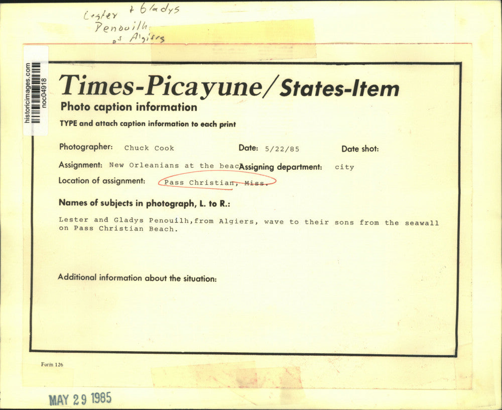 1985 Press Photo Lester & Gladys Penouilh wave from Pass Christian Beach seawall