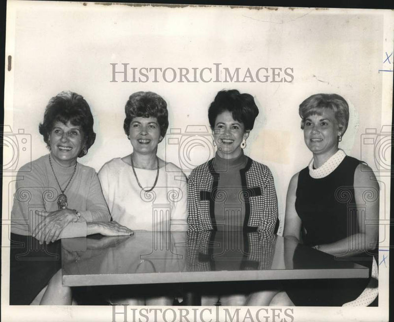 Load image into Gallery viewer, 1968 Press Photo Officers of St. JohnÃƒÂ¢Ã¢EšÂ¬s Golf Club in Louisiana - noc04948
