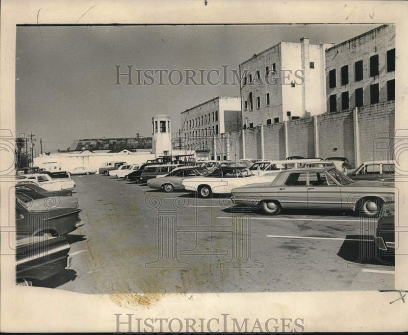 Load image into Gallery viewer, 1967 Press Photo Parish Prison - Parking Lot for Jurors - noc04964

