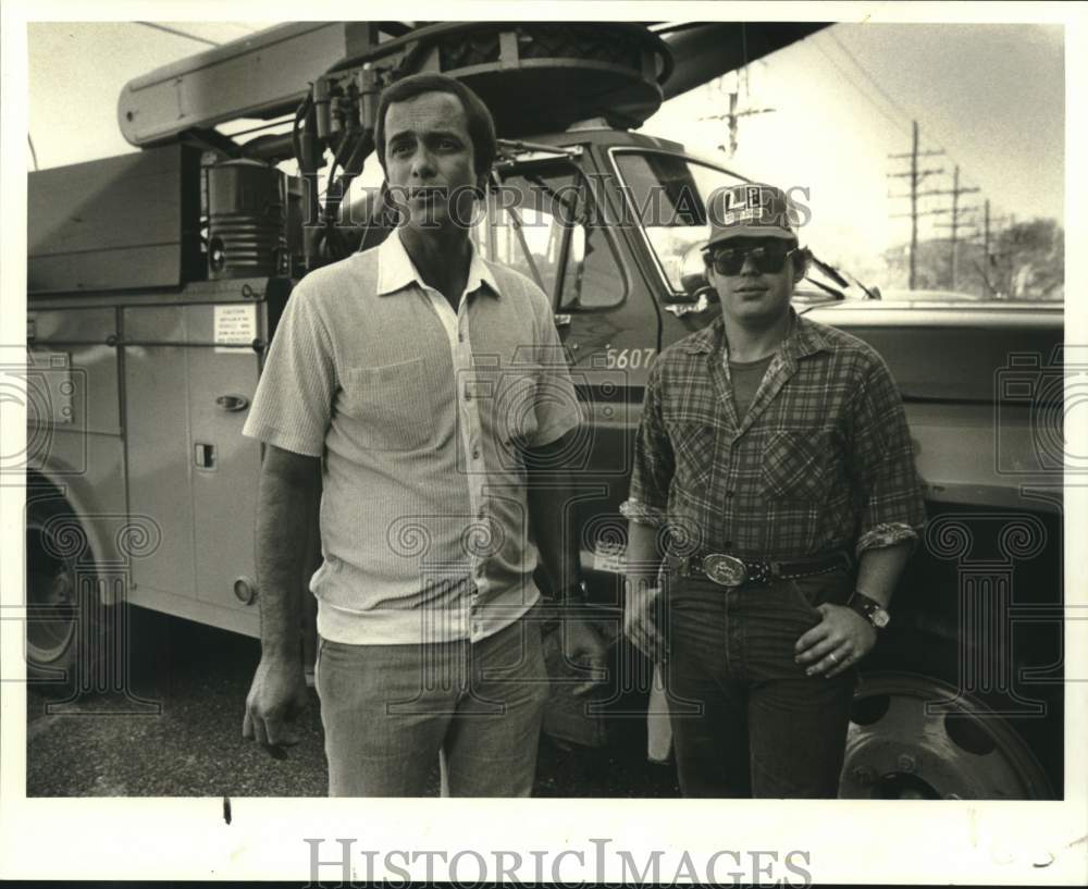 1980 Press Photo Chuck Perilloux &amp; C.J. East helped elderly woman recover money- Historic Images