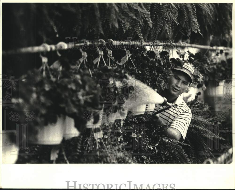 1987 Press Photo Hank Eiserloh at Perino&#39;s Garden Center in Metairie- Historic Images