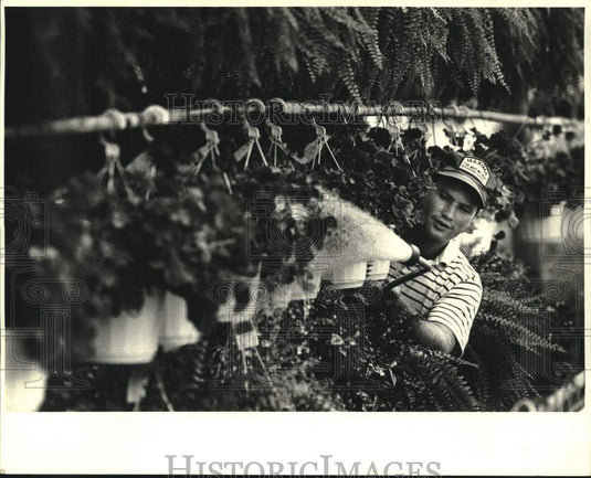 1987 Press Photo Hank Eiserloh at Perino's Garden Center in Metairie- Historic Images