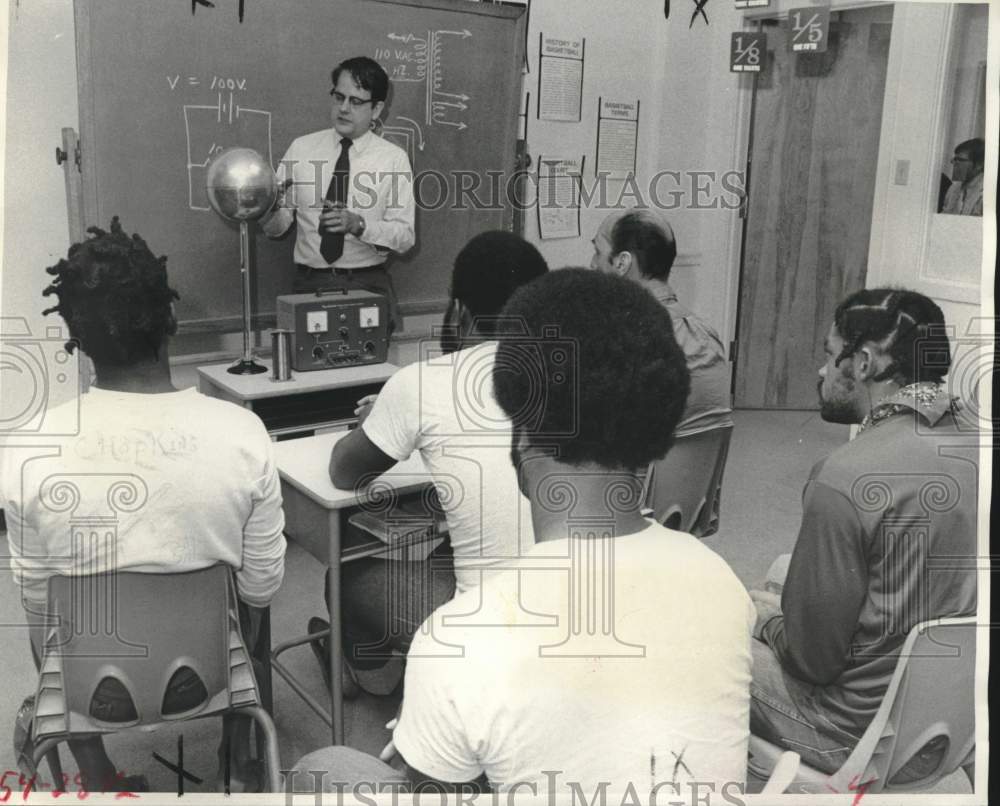 1976 Press Photo Electronics class conducted for Parish Prison inmates- Historic Images