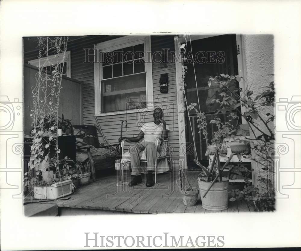 1977 Press Photo Oscar Pierre, blind, 82 year old veteran of 8709 Seannette St