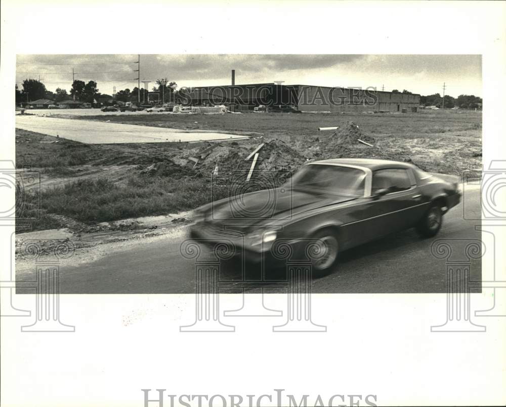 1986 Press Photo Park Plaza Shopping Center - Car by New Parking Lot, Chalmette- Historic Images