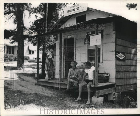 1962 Press Photo Men talk and girl sweeps at New Orleans W.E Parker Trading Post