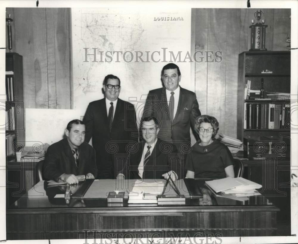 1970 Press Photo Mr. &amp; Mrs. John Parker donate land to Jefferson Parish school - Historic Images