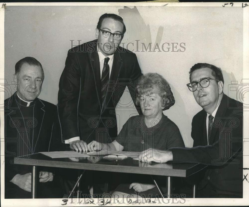 Load image into Gallery viewer, 1969 Press Photo Participants in the Interfaith Retreat at St. Joseph Abbey
