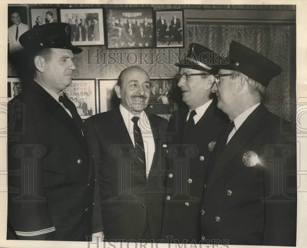 1966 Press Photo Mayor Melvin Peralta, Certificate of Merit, City Hall - Historic Images