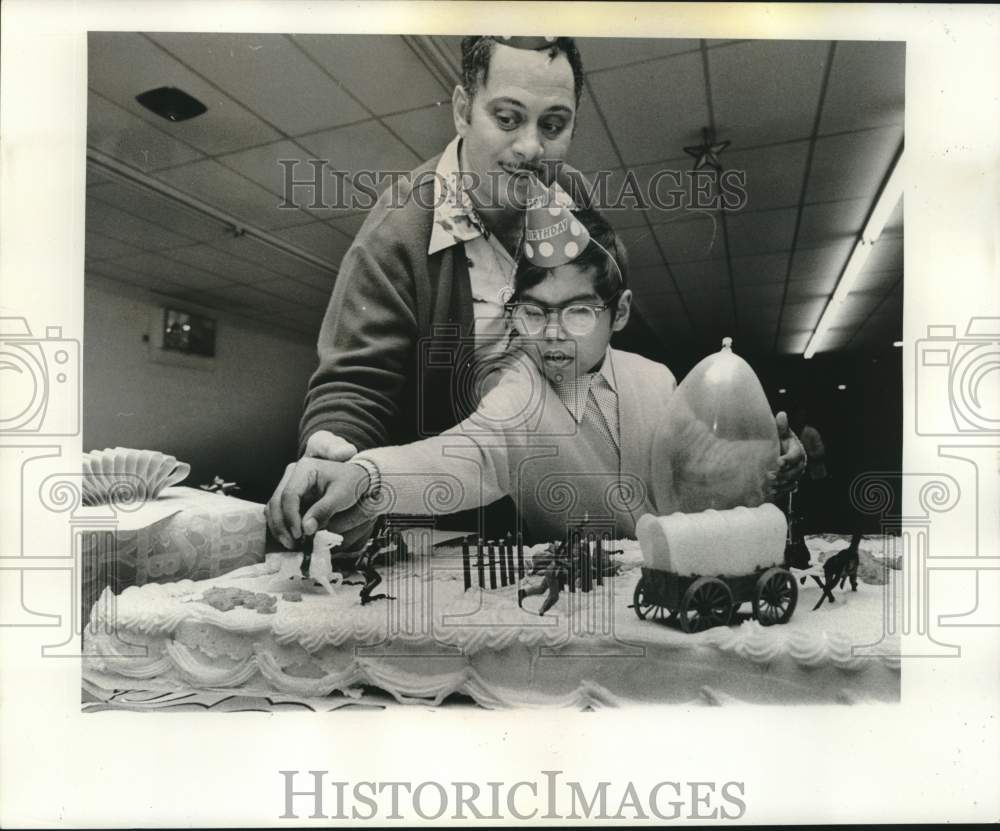 1976 Press Photo Andres Hernandez Perez at birthday party - Historic Images