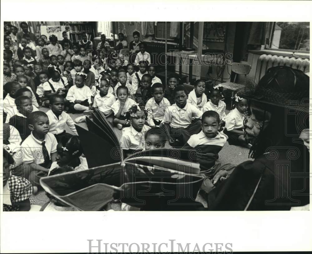 1987 Press Photo Tina Perrin telling Halloween stories to McDoungh 7 Students- Historic Images