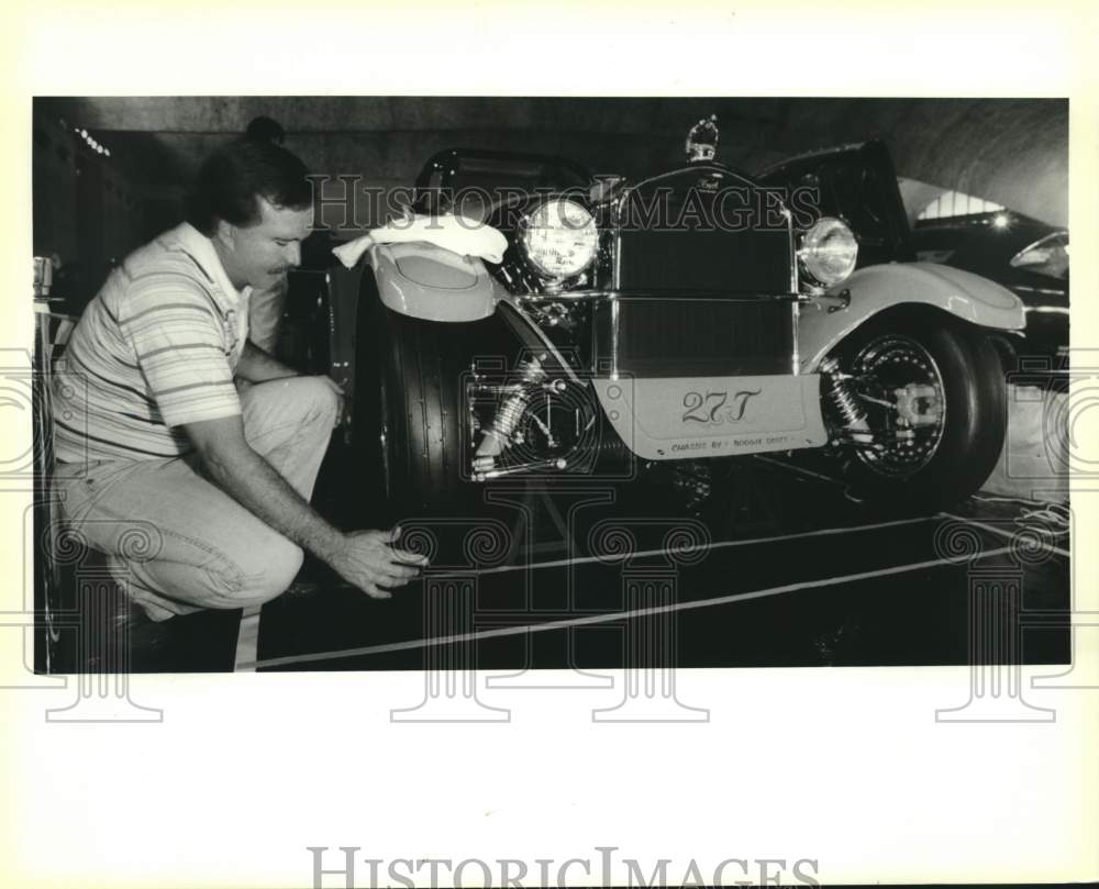 1989 Press Photo Charlie Ponstein checks tires on his 1927 Ford Model T Roadster- Historic Images