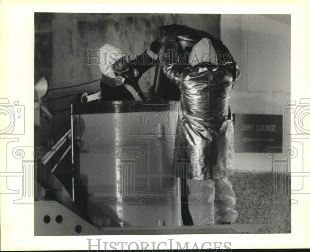 1990 Press Photo New Orleans Police Department Bomb Unit Loads Explosives