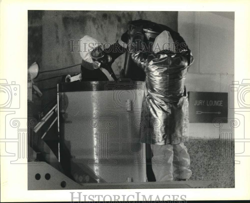 Load image into Gallery viewer, 1990 Press Photo New Orleans Police Department Bomb Unit Loads Explosives
