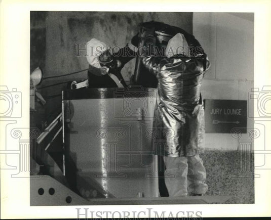 1990 Press Photo New Orleans Police Department Bomb Unit Loads Explosives