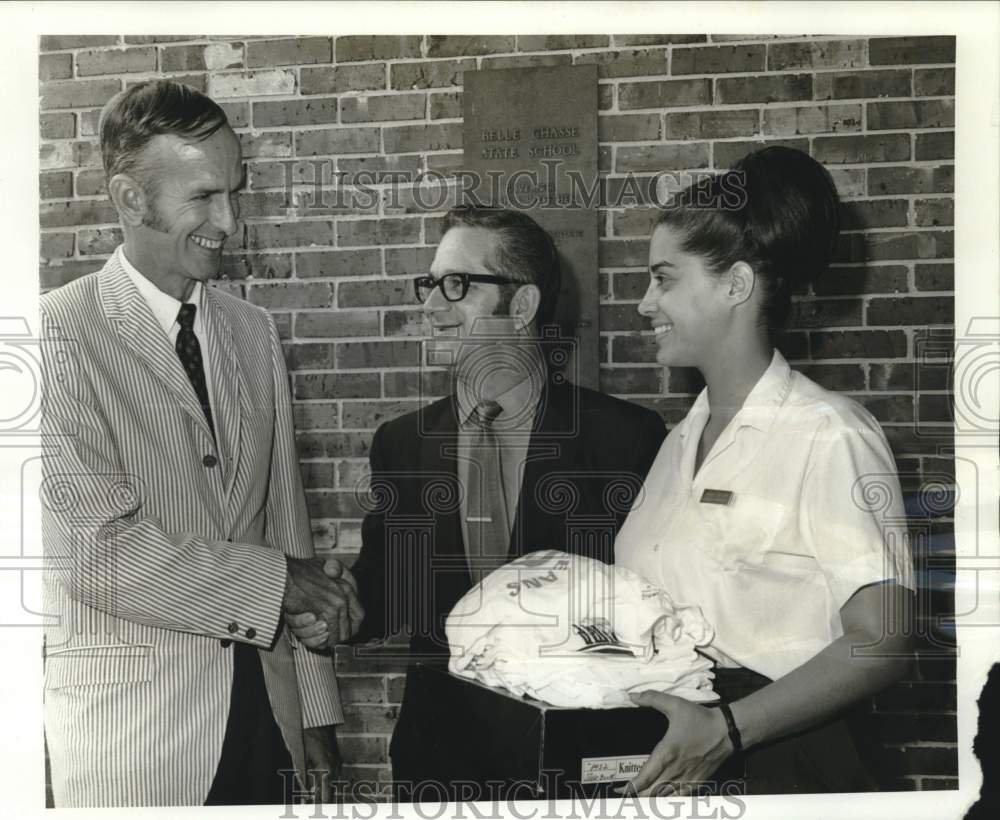 1970 Press Photo Retail Licensed Beverage Association of LA Donates to Schools- Historic Images