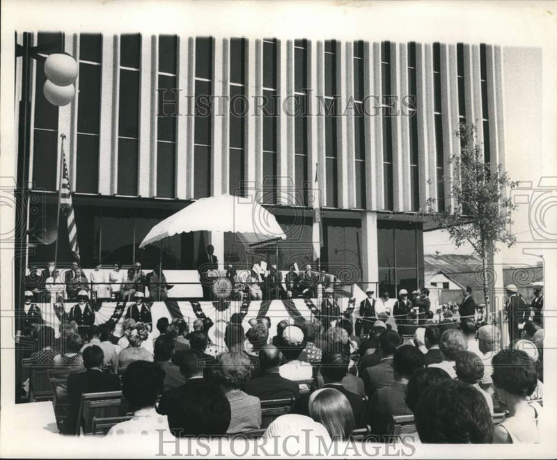 Load image into Gallery viewer, 1968 Press Photo Crowd attends ceremony at New Orleans Police building
