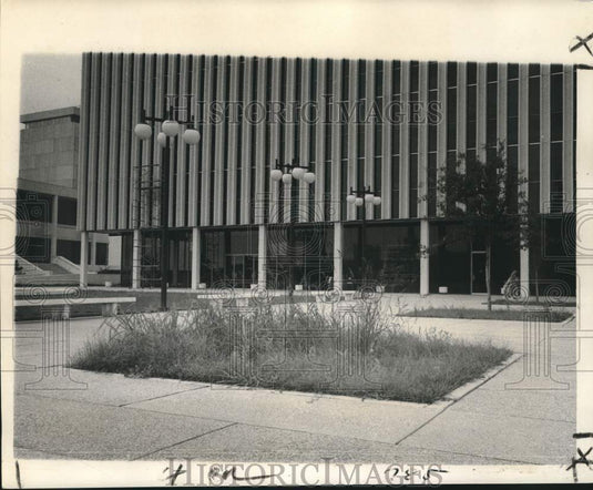 1968 Press Photo Weeds grow at New Orleans Police Complex courtyard- Historic Images