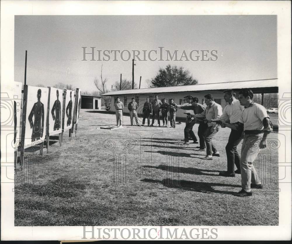 1968 Press Photo Police recruits on the department&#39;s firing range- Chef Menteur