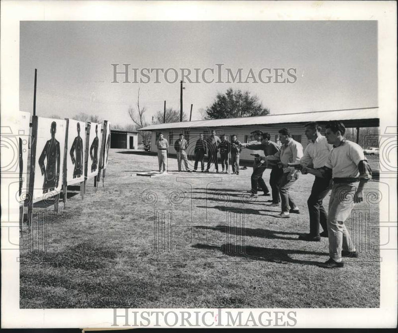 Load image into Gallery viewer, 1968 Press Photo Police recruits on the department's firing range- Chef Menteur
