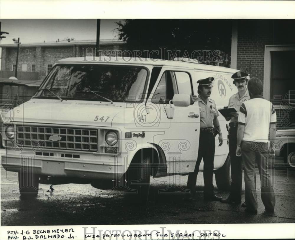 1981 Press Photo Patrolmen J.G. Beckmeyer &amp; A.J. Dalmado Jr. use patrol wagon - Historic Images