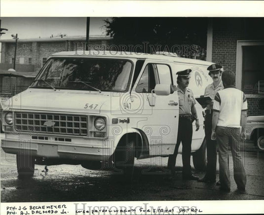 1981 Press Photo Patrolmen J.G. Beckmeyer & A.J. Dalmado Jr. use patrol wagon - Historic Images
