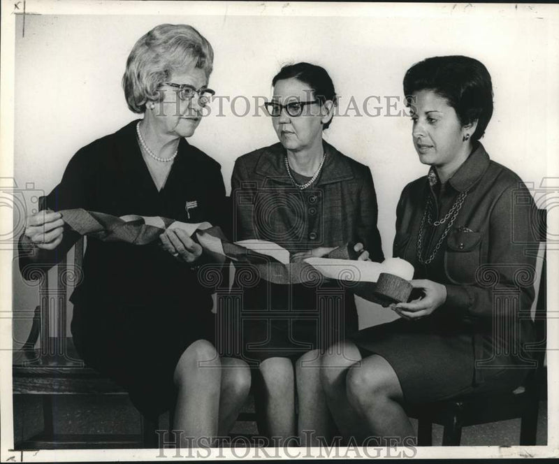 Load image into Gallery viewer, 1969 Press Photo Mrs.William R. Pohlmann, company prepares for United States Day

