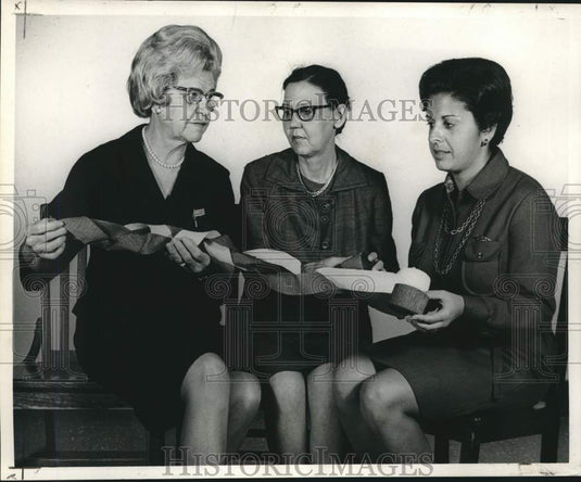 1969 Press Photo Mrs.William R. Pohlmann, company prepares for United States Day
