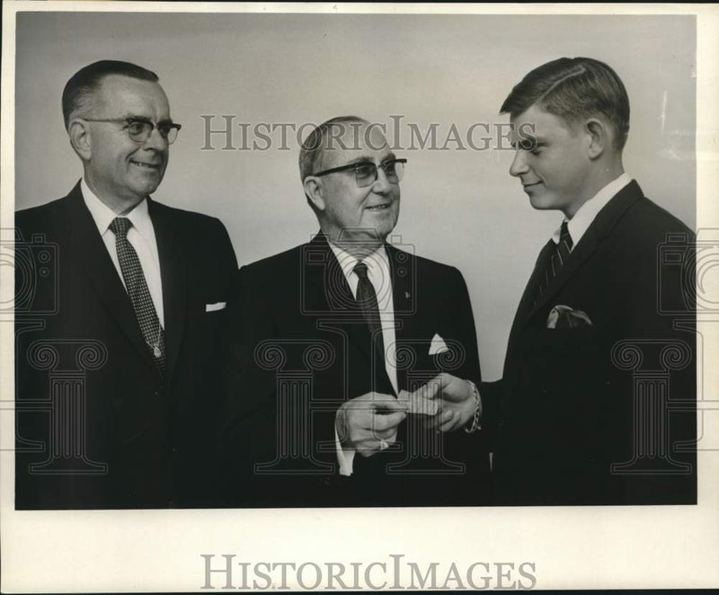 Load image into Gallery viewer, 1966 Press Photo William R. Pohlmann Jr. and company at Audubon Park - noc05602
