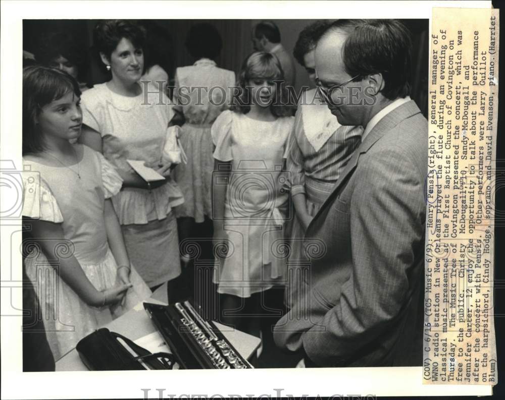 1988 Press Photo Henry Pensis of WWNO Radio New Orleans Plays at Concert- Historic Images