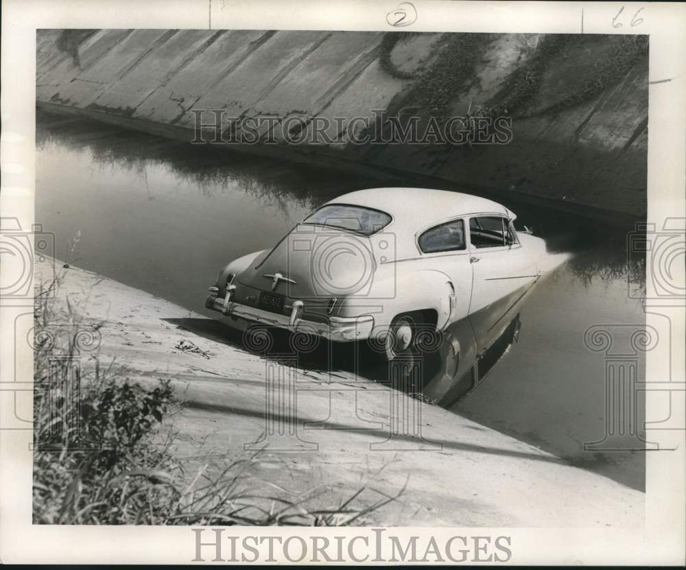1955 Press Photo Peoples Avenue Canal - Glorida Dellaville&#39;s Car in Canal