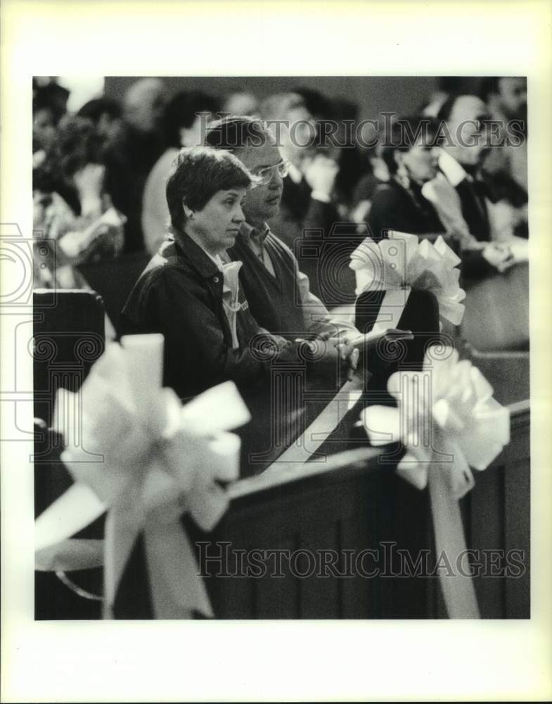 1991 Press Photo St. Louis Cathedral Yellow Ribbons on Pews in Louisiana service- Historic Images