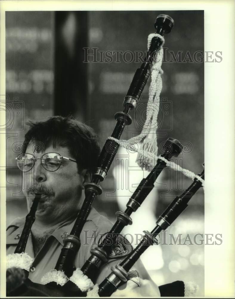 1995 Press Photo Bagpipe player Elmon Randolph at New Orleans police memorial - Historic Images