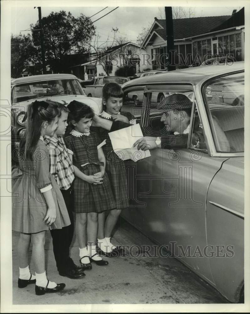 Load image into Gallery viewer, 1962 Press Photo Man Talks to Children from a Car - noc05922
