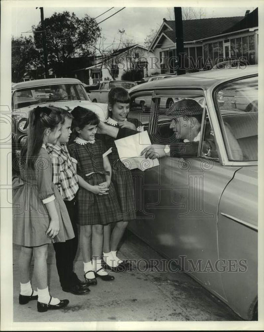 1962 Press Photo Man Talks to Children from a Car - noc05922