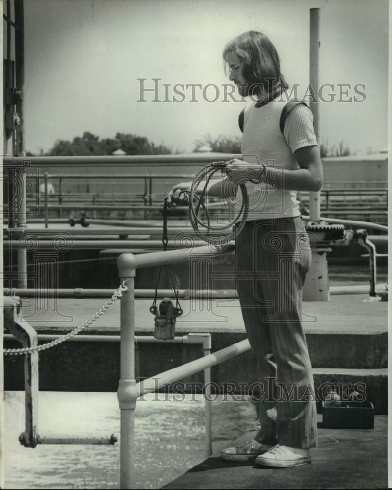 1976 Press Photo New Orleans Sewerage and Water Board Worker- Historic Images