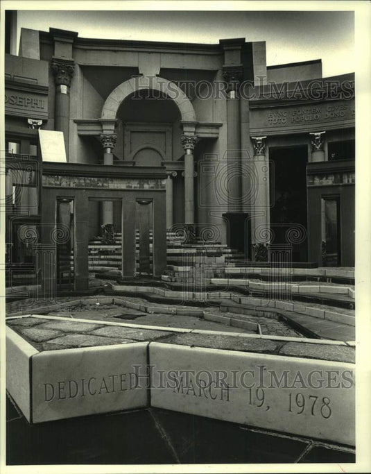 1987 Press Photo Piazza d'Italia Fountain Installation- Historic Images