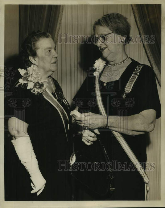1959 Press Photo Mrs. H.c. Parker Receives Pin From Mrs. G.G. DeColigny of DAR