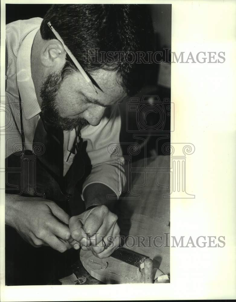 1987 Press Photo Tim Poling chips away wood from cello he is making, Metairie - Historic Images