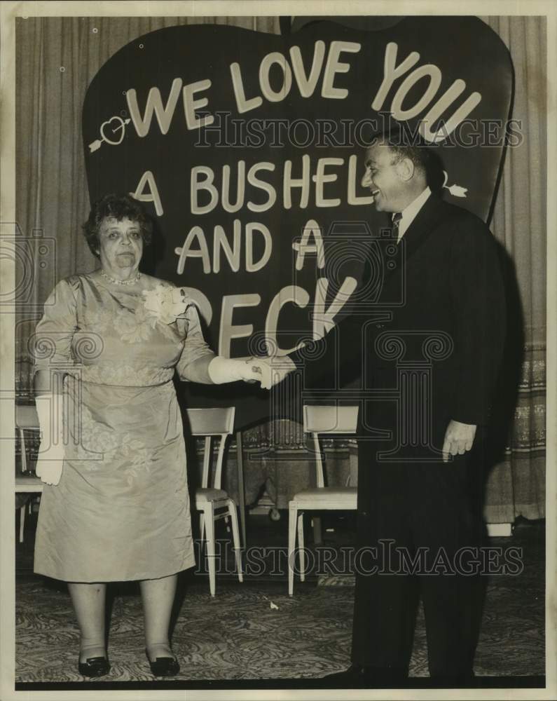 1964 Press Photo Eugenia H. Pool escorted by Jac Stich to a tribute dinner - Historic Images