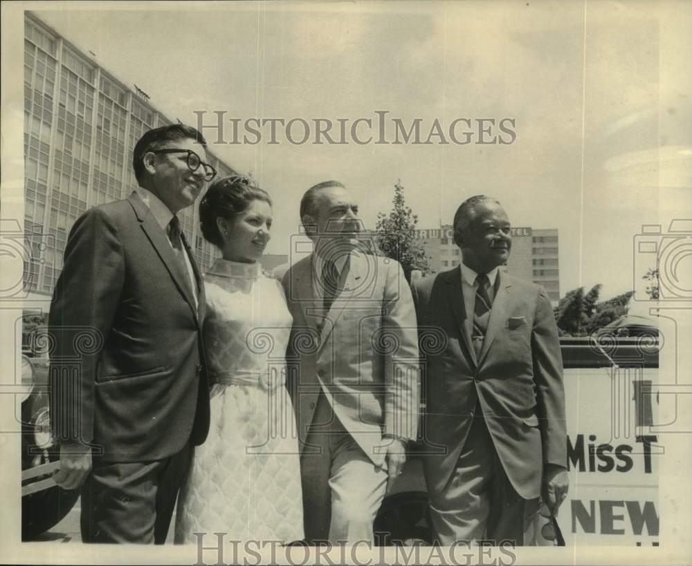 1969 Press Photo Traffic Club and queen at Transport Parade at City Hall