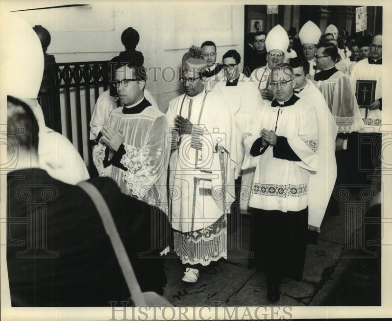 Load image into Gallery viewer, 1966 Press Photo St. Louis Basilica-Bishop Harold R. Perry at Mass, New Orleans
