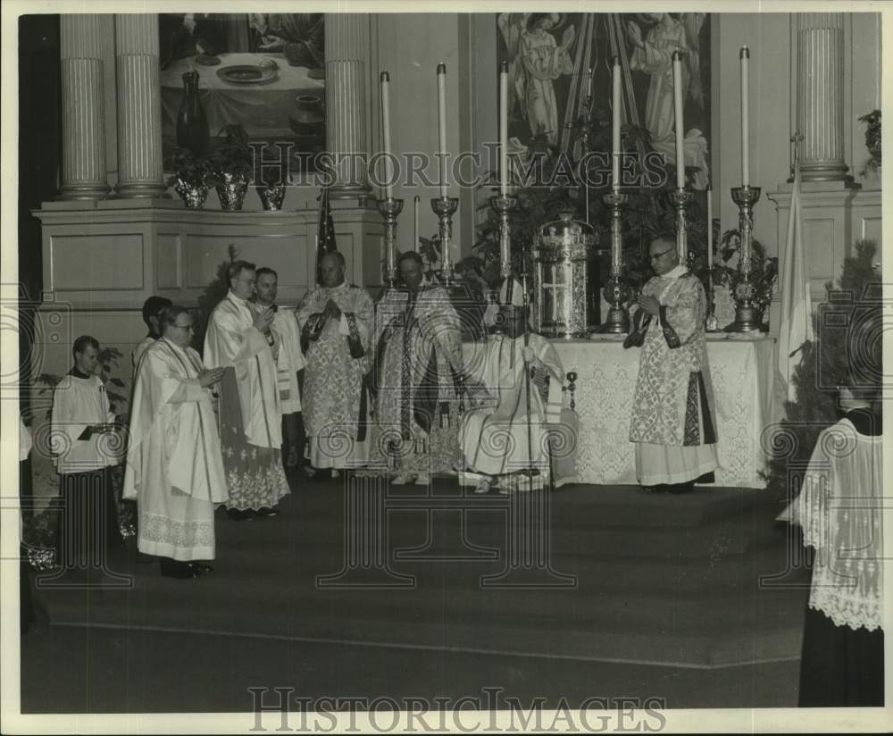 1966 Press Photo Bishop Harold R. Perry and Officials of St. Louis Basilica