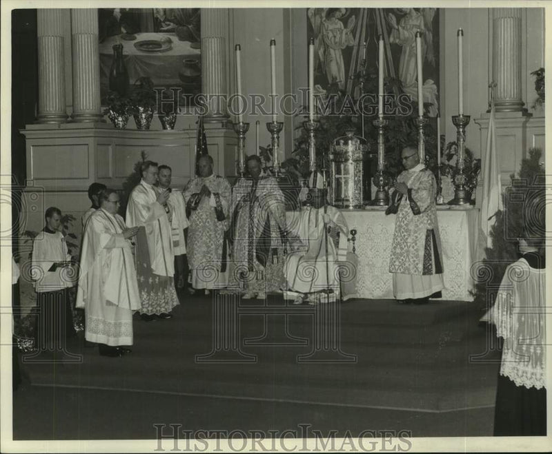 Load image into Gallery viewer, 1966 Press Photo Bishop Harold R. Perry and Officials of St. Louis Basilica

