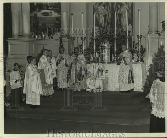 1966 Press Photo Bishop Harold R. Perry and Officials of St. Louis Basilica