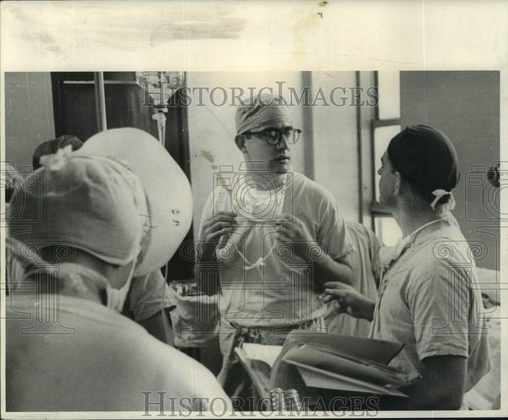 1966 Press Photo Dr. Alfred Persson and Dr. Frank DiVicenti, Surgeons