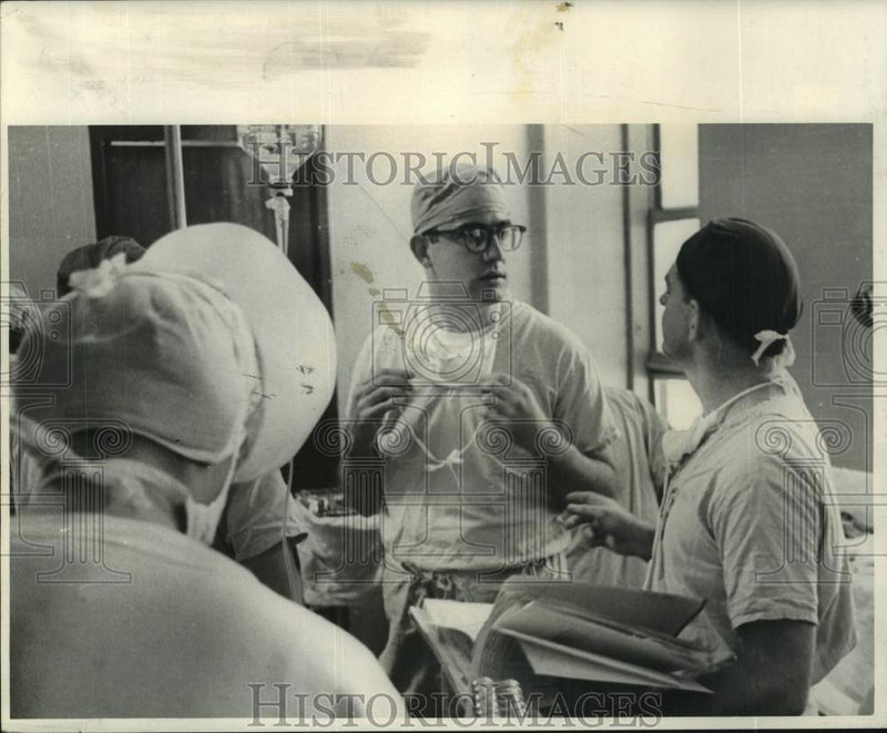 Load image into Gallery viewer, 1966 Press Photo Dr. Alfred Persson and Dr. Frank DiVicenti, Surgeons

