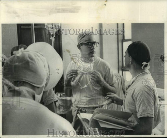 1966 Press Photo Dr. Alfred Persson and Dr. Frank DiVicenti, Surgeons