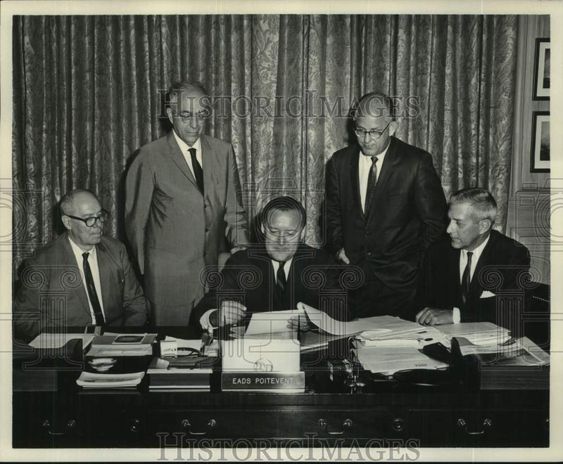 Load image into Gallery viewer, 1968 Press Photo International City Bank - Eads Poitevent and Bank Officials
